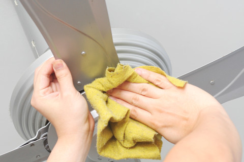 Cleaning a ceiling fan