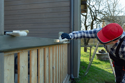 builder-painting-deck-railing
