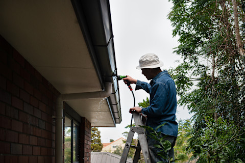 How to clean gutters 4