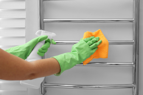 Cleaning a heated towel rail