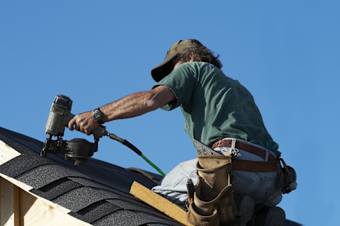 roofer-placing-shingles