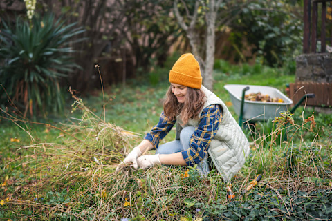 woman-gardening