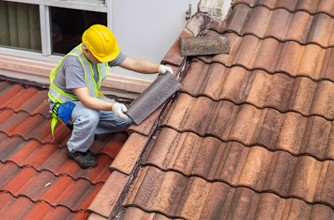 worker-fixing-eaves