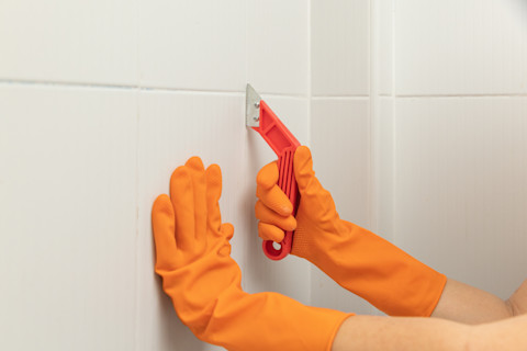 cleaning-tile-grout-manually