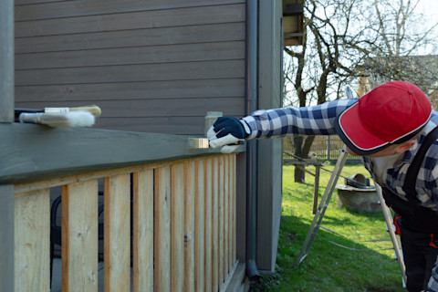 builder-painting-deck-railing