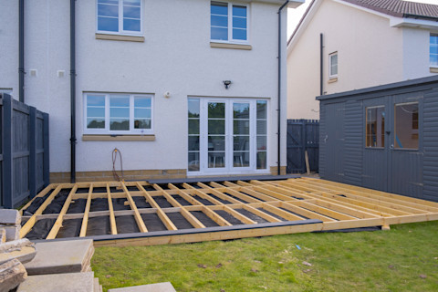How to lay decking 3