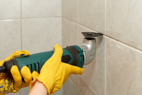 oscillating-tool-removing-tile-grout