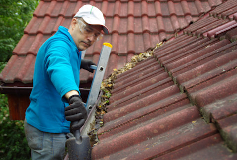 How to clean gutters 2
