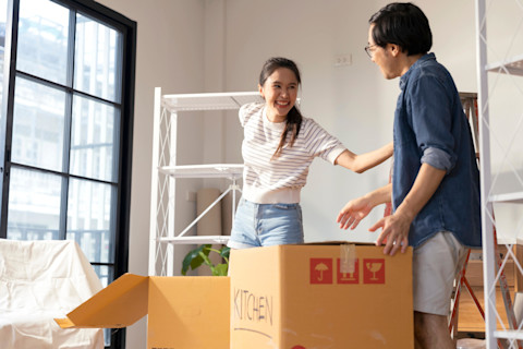 couple-packing-boxes-to-move-house