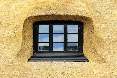 A brand new curved thatched roof