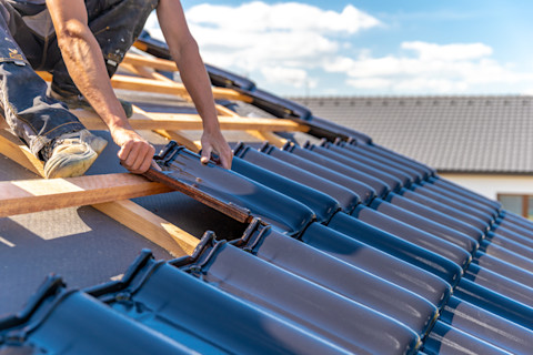 Production of roofs from ceramic fired tiles on a family house.