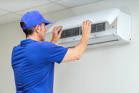 A HVAC contractor is installing anew air conditioning.