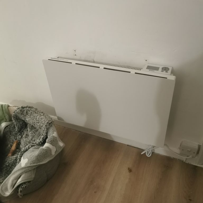 Electric radiator installation